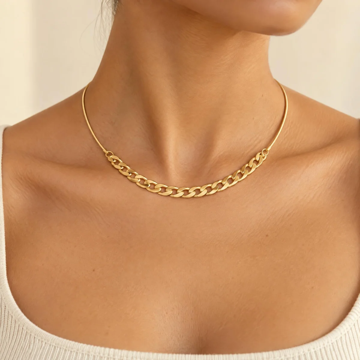 Choker Ouro 18k Grumet, em uso por uma modelo