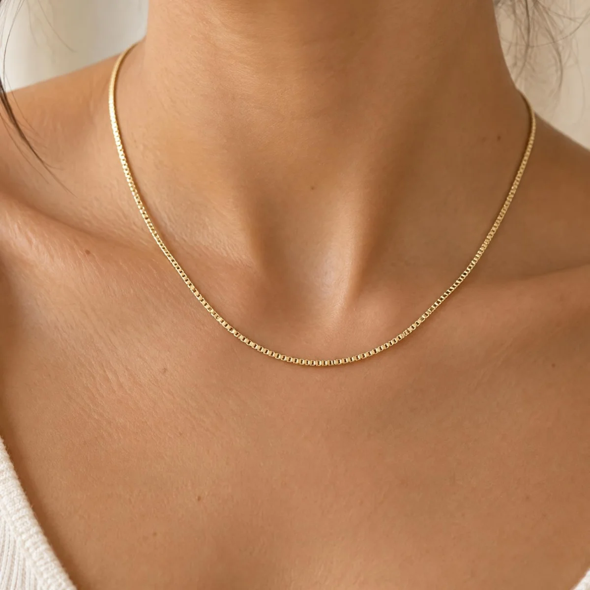 Colar com Pedra Verde em Ouro 18k, em uso por uma modelo