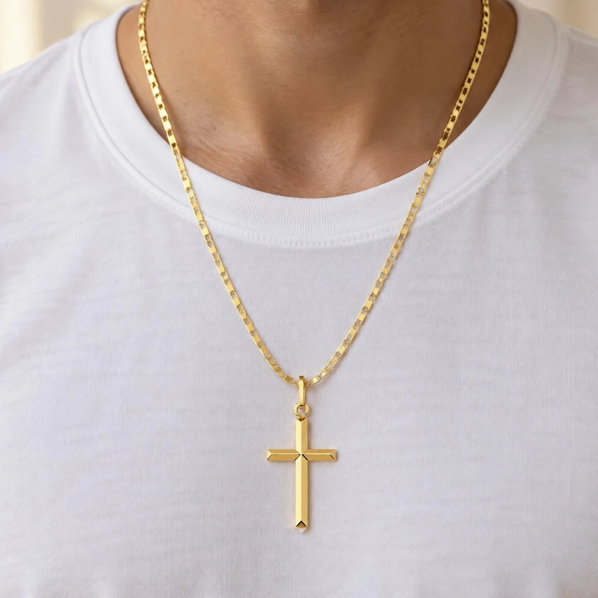 Colar de Ouro com Cruz em Malha Piastrine, em uso por uma modelo