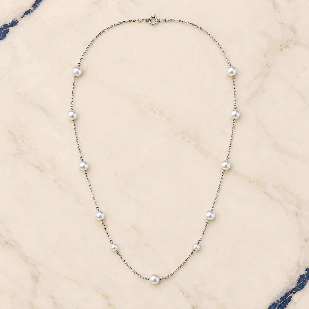 Colar de Pérola com Ouro 18k, em foto de estúdio