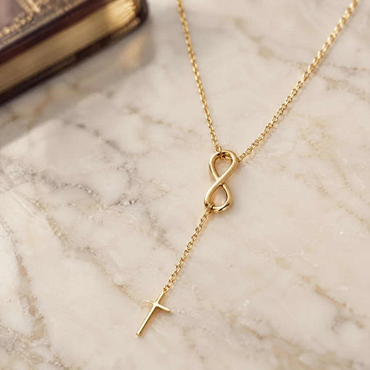 Colar Fé com Cruz e Infinito em Ouro 18k, em foto de estúdio
