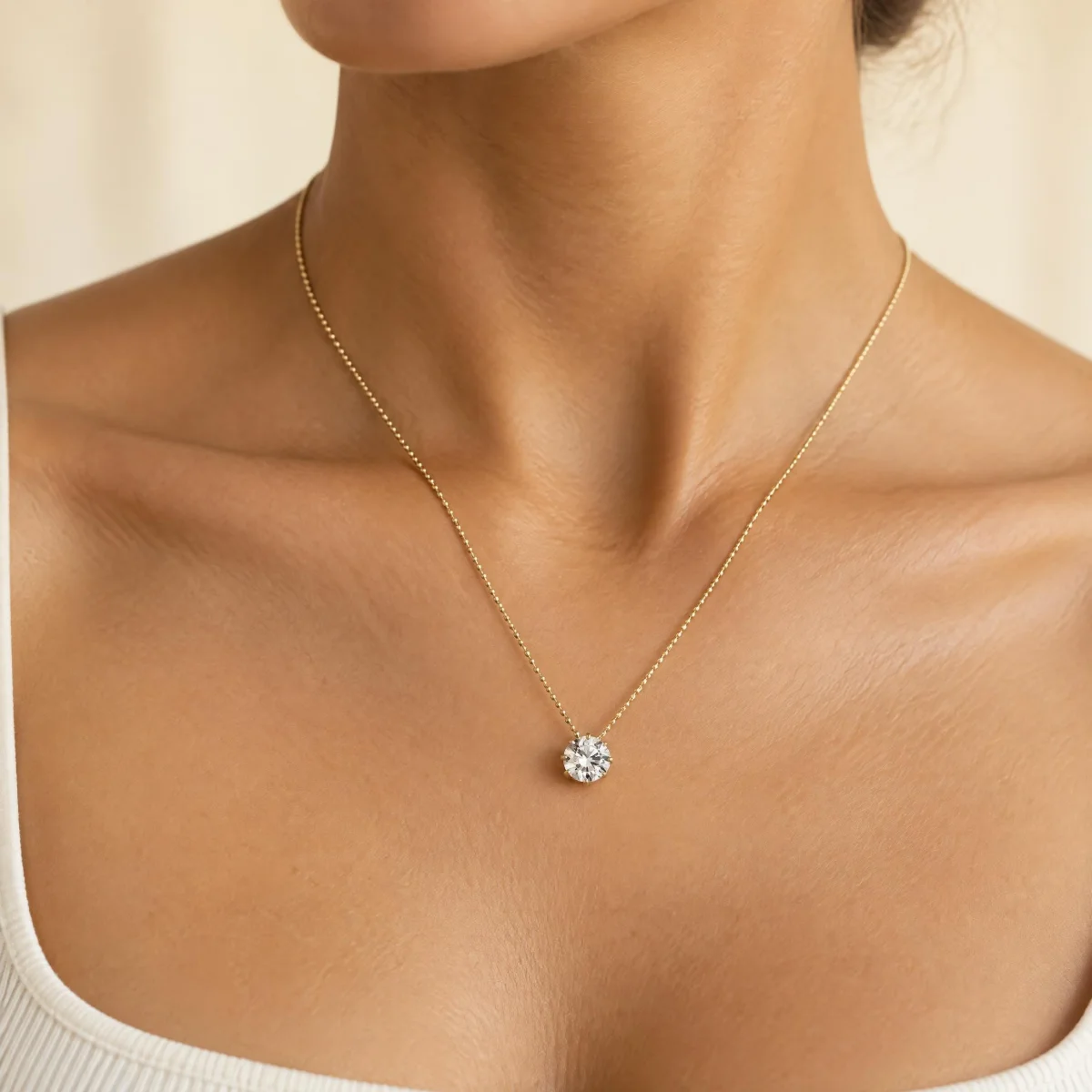 Colar Ponto de Luz Ouro 18k Redondo, em uso por uma modelo