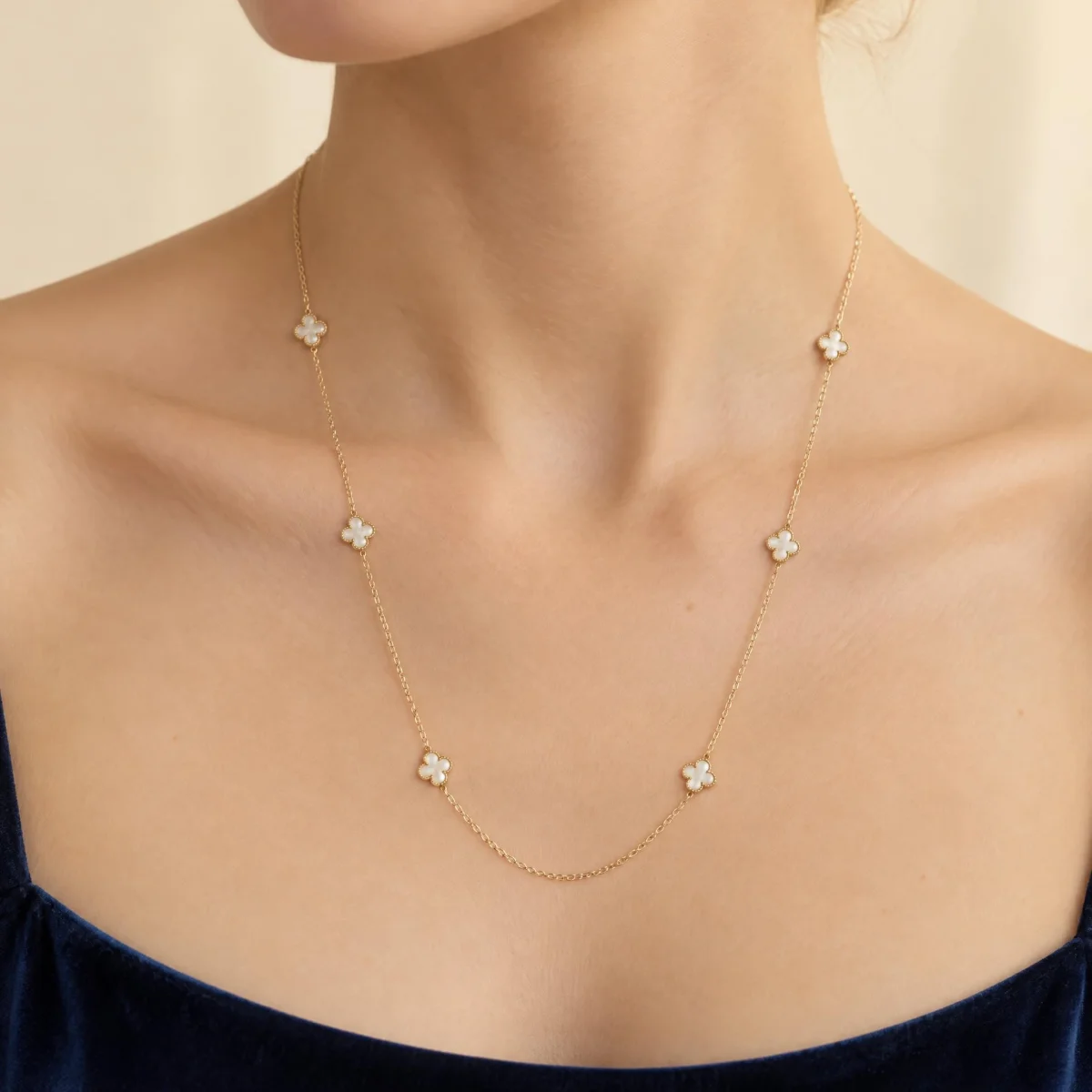 Colar Trevo Madrepérola em Ouro 18k, em uso por uma modelo