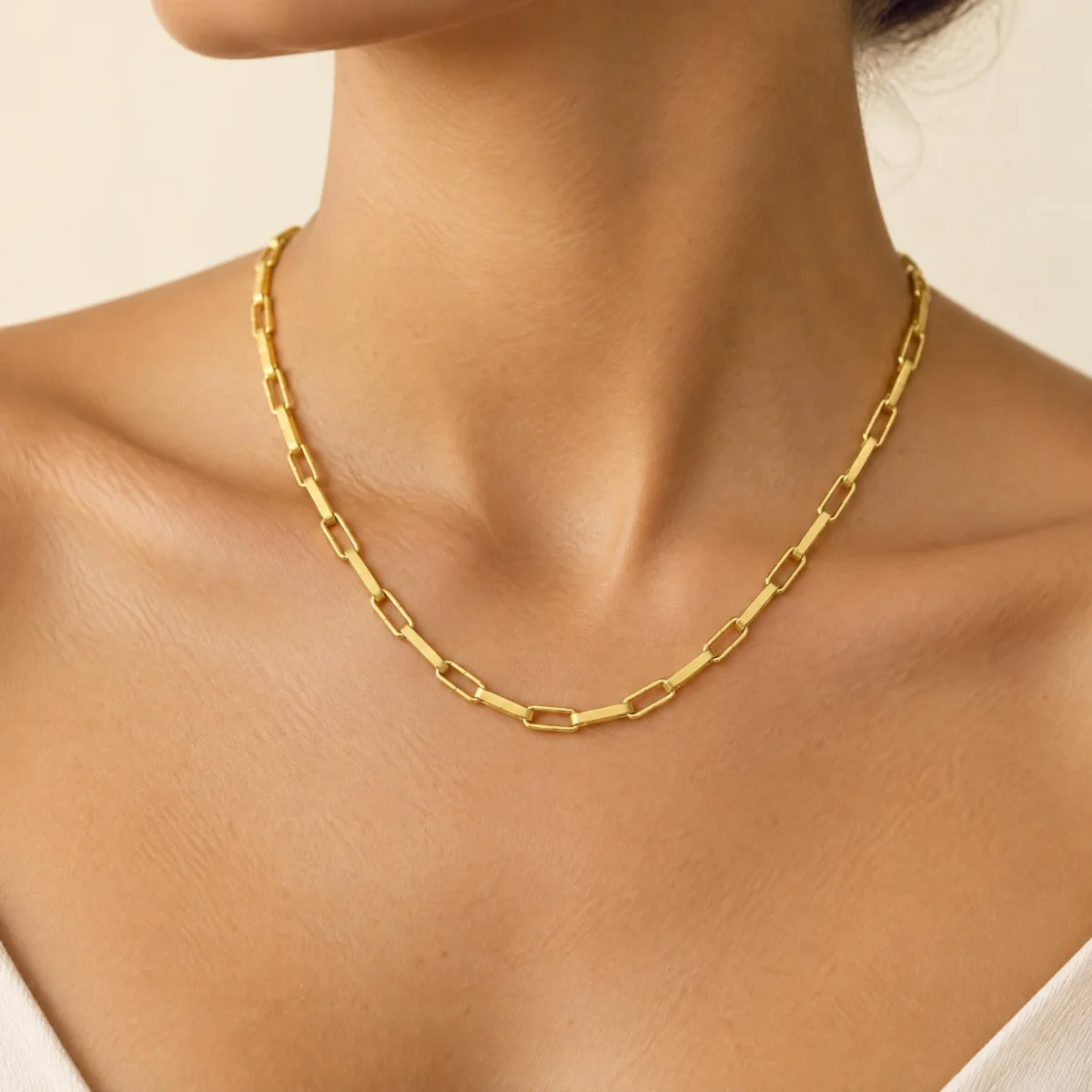 Corrente Cadeado Ouro 18k, em uso por uma modelo