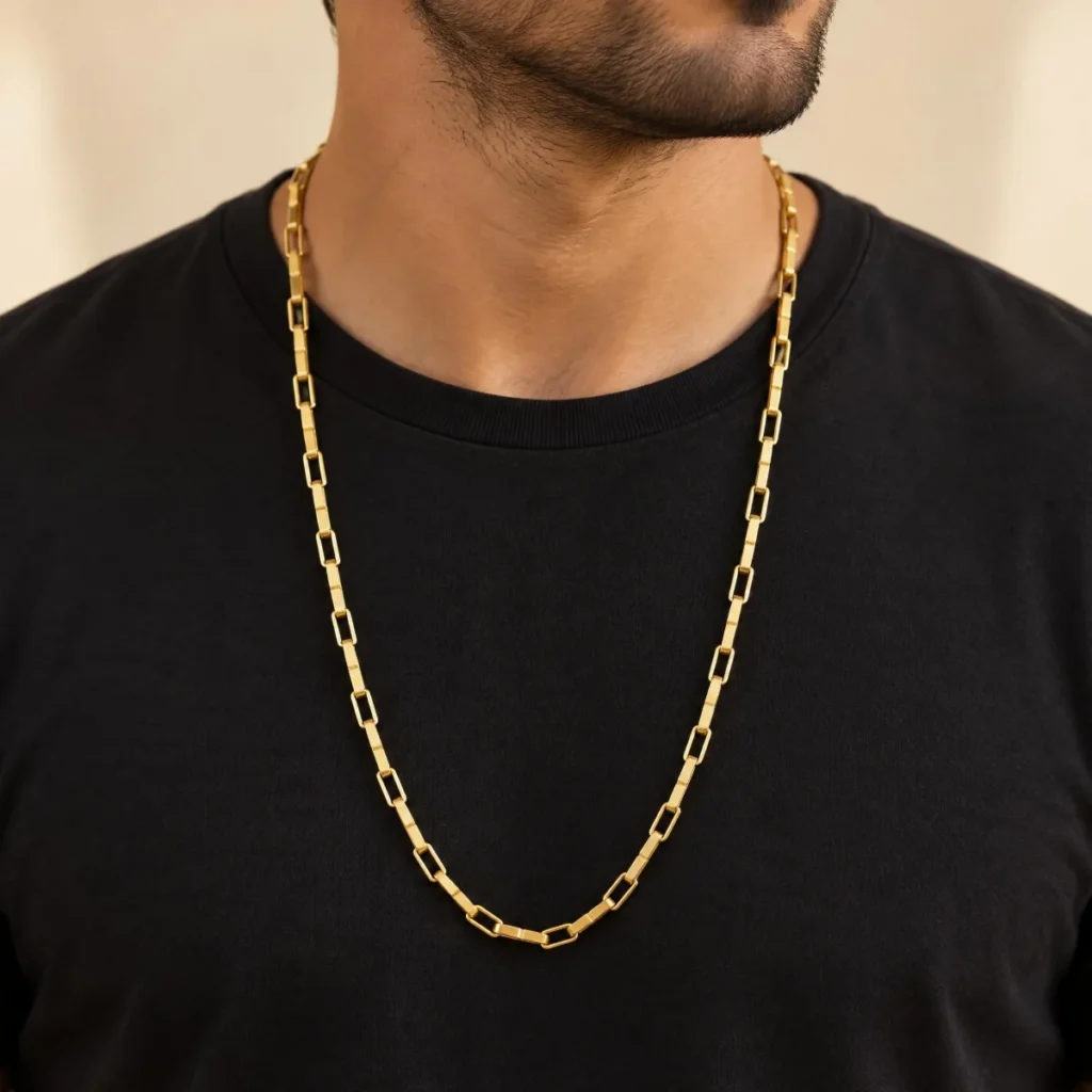 Corrente Cadeado Ouro 18k, em uso por um homem
