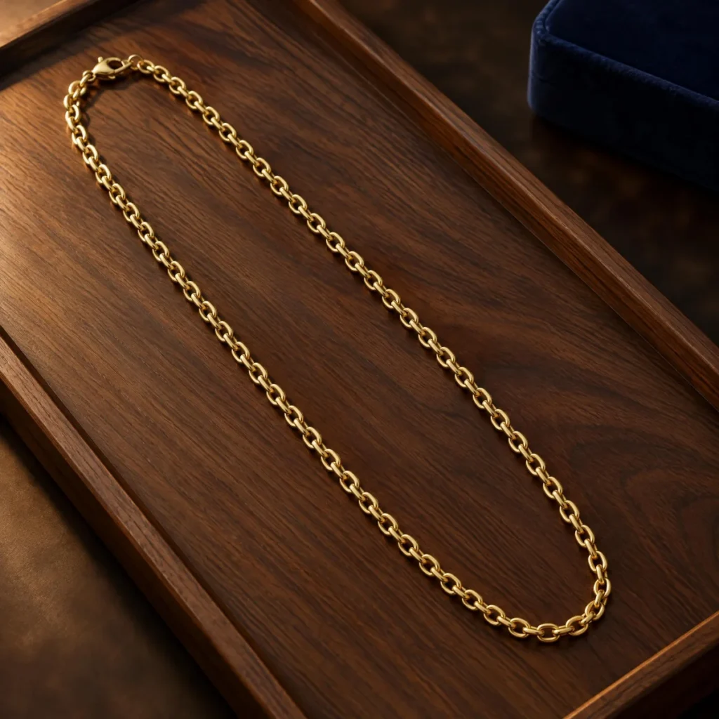 Corrente Cartier Grossa em Ouro 18k, em foto de estúdio