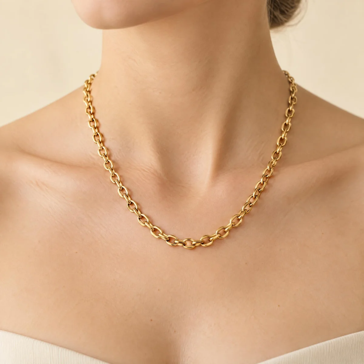 Corrente Cartier Grossa em Ouro 18k, em uso por uma modelo