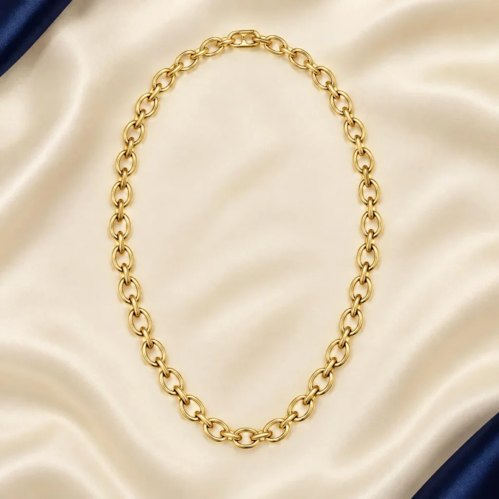 Corrente Cartier Grossa em Ouro 18k, em outro ângulo, foto de estúdio