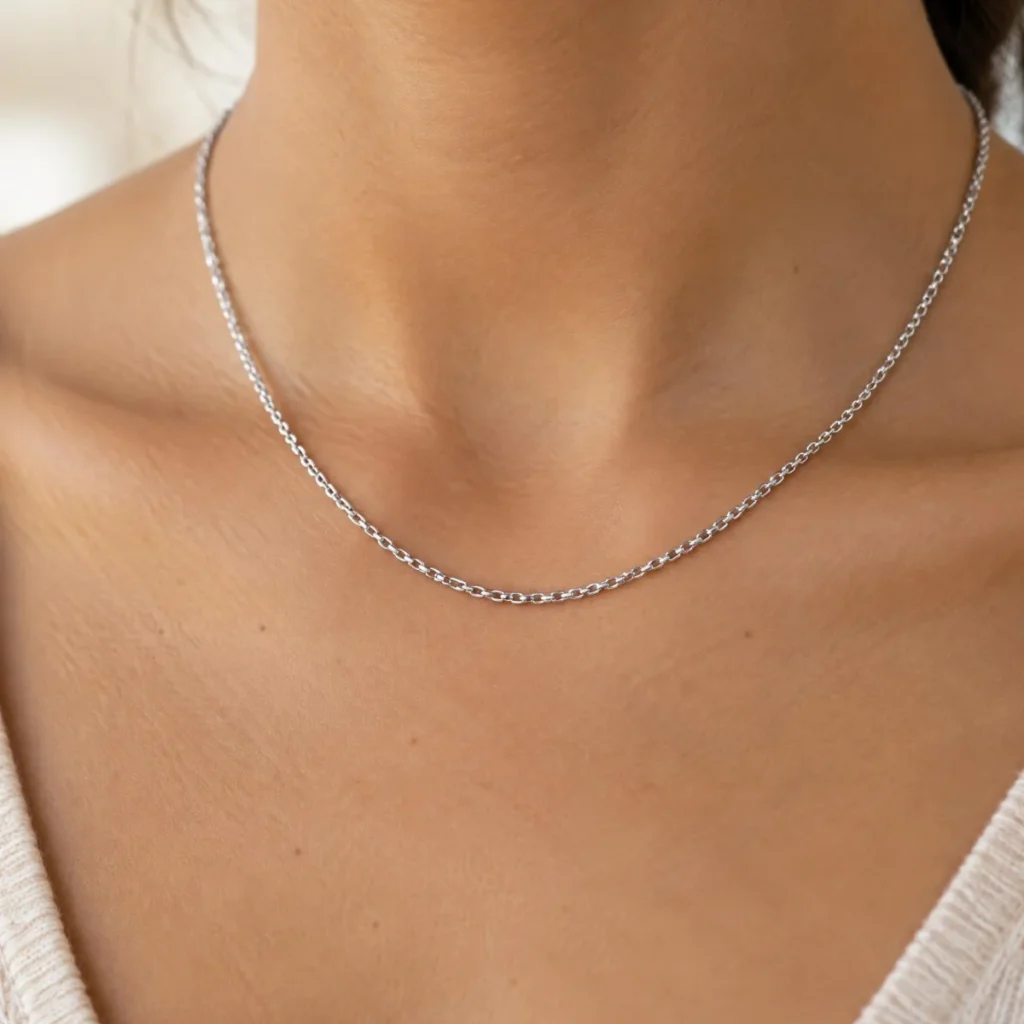 Corrente Cartier Ouro 18k Cadeado, em uso por uma modelo