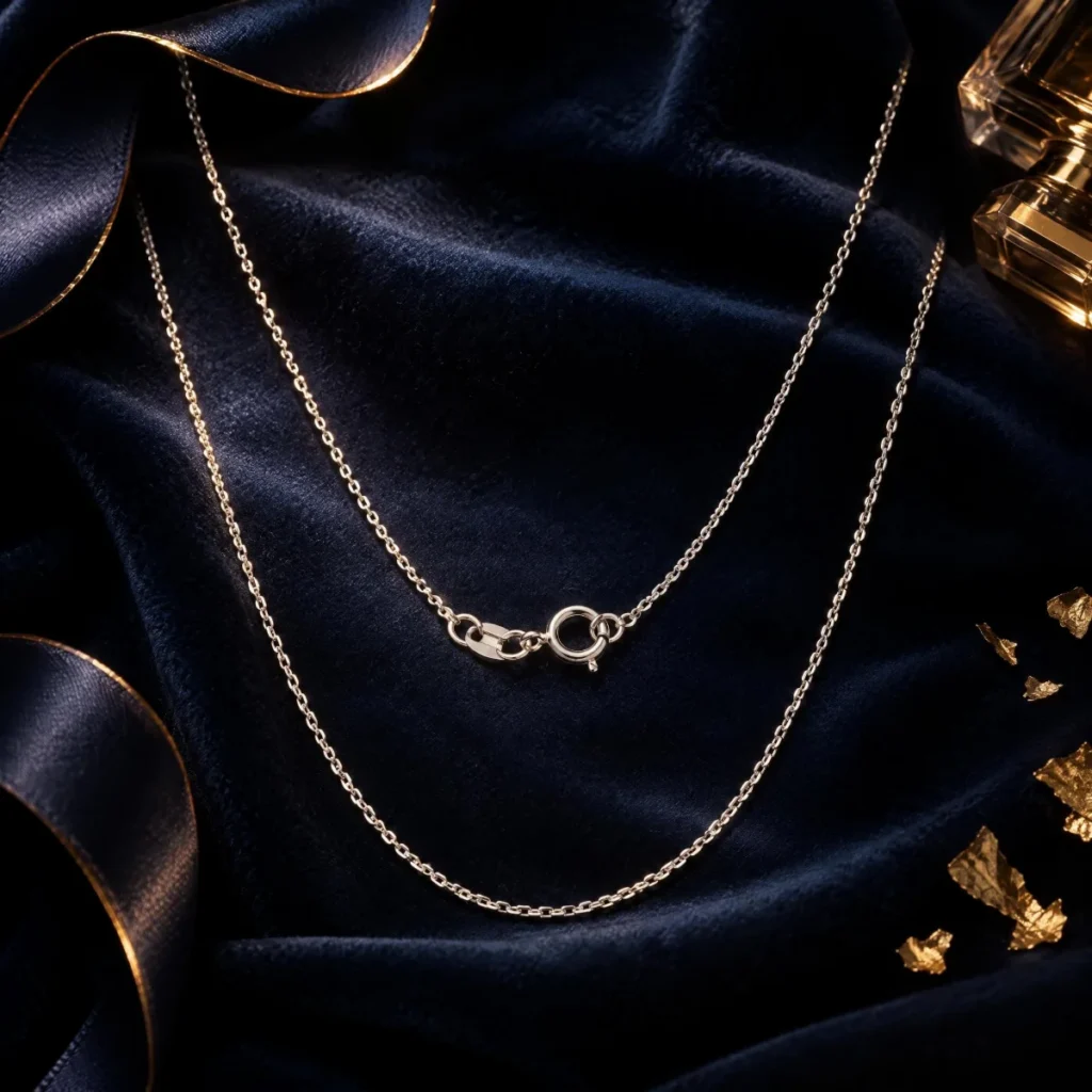Corrente Cartier Ouro 18k Cadeado, em composição de cena