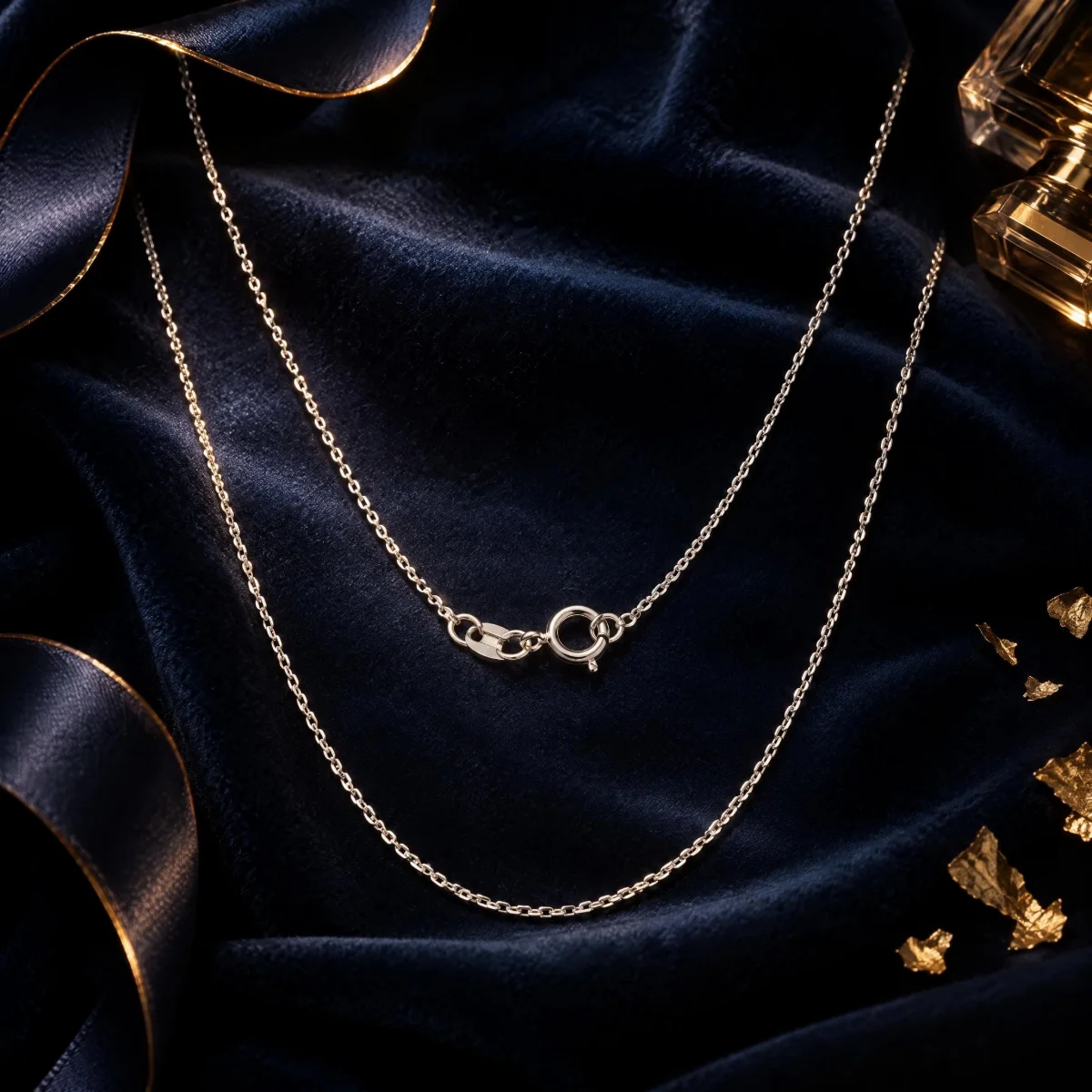 Corrente Cartier Ouro 18k Cadeado, em composição de cena