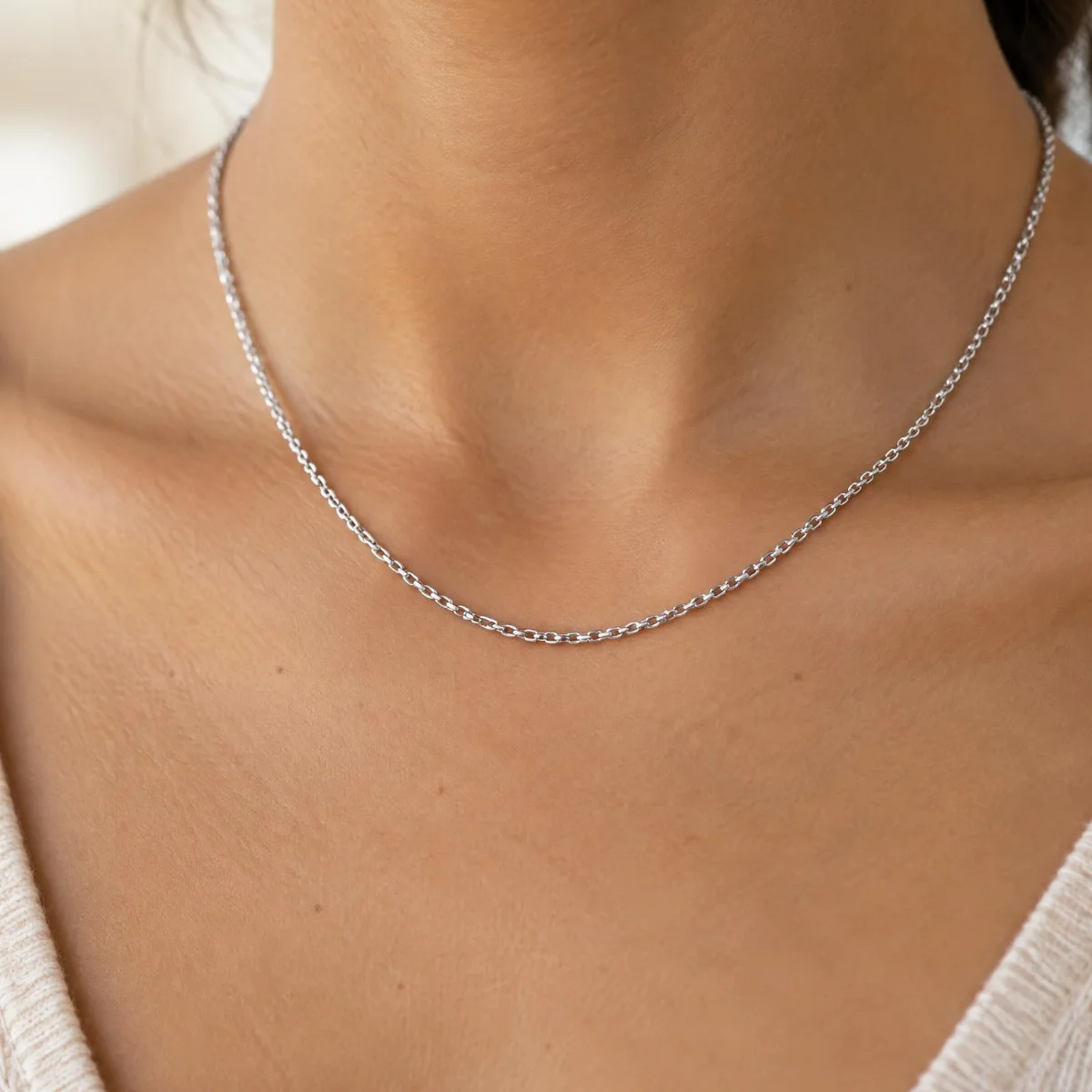 Corrente Cartier Ouro 18k Cadeado, em uso por uma modelo