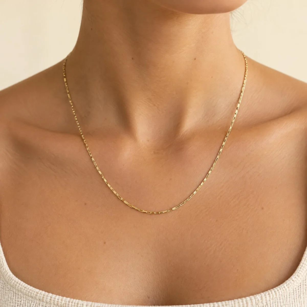 Corrente Cartier Ouro 18k Extra Longa, em uso por uma modelo