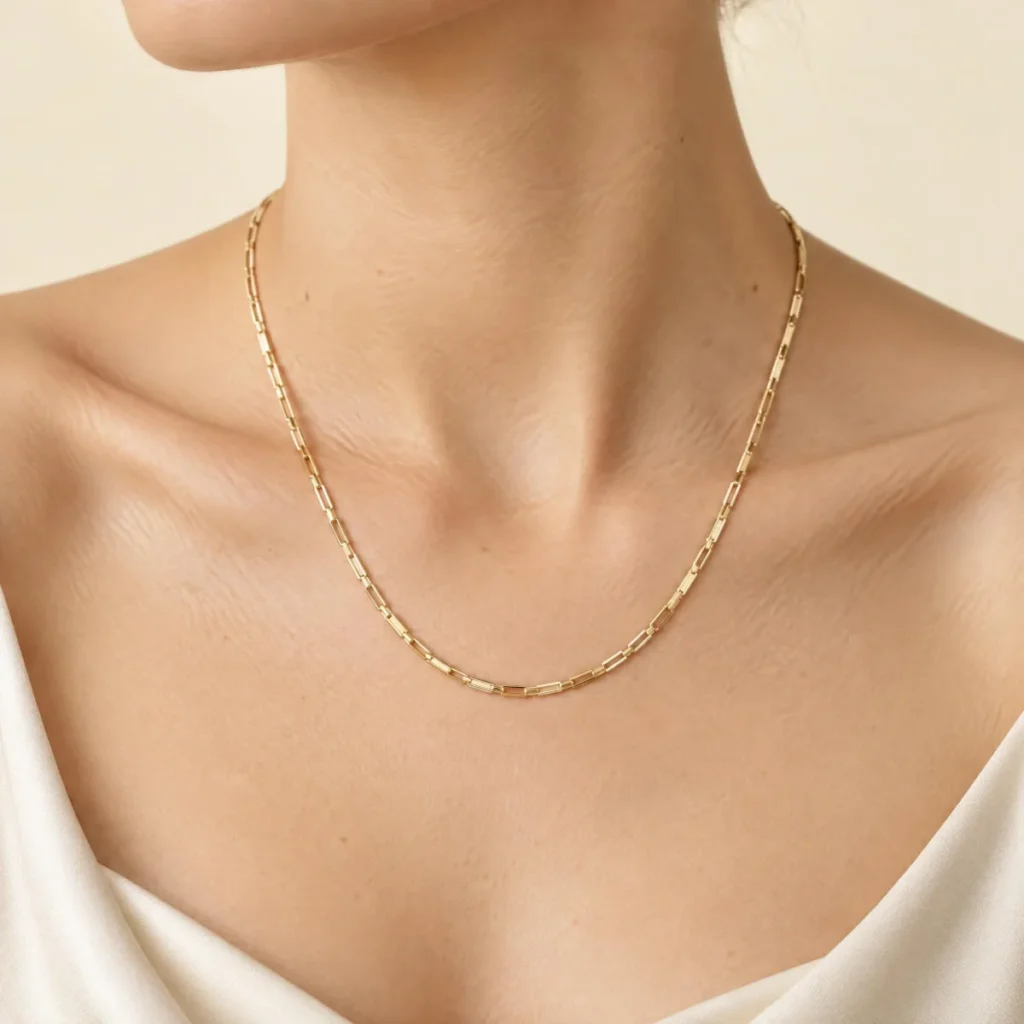 Corrente Cartier Ouro 18k Quadrada, em uso por uma modelo