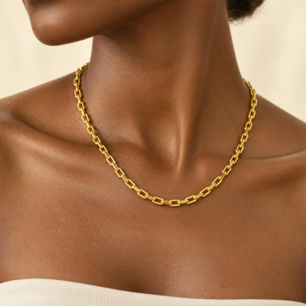 Corrente Cartier Ouro 18k Redonda, em uso por uma modelo