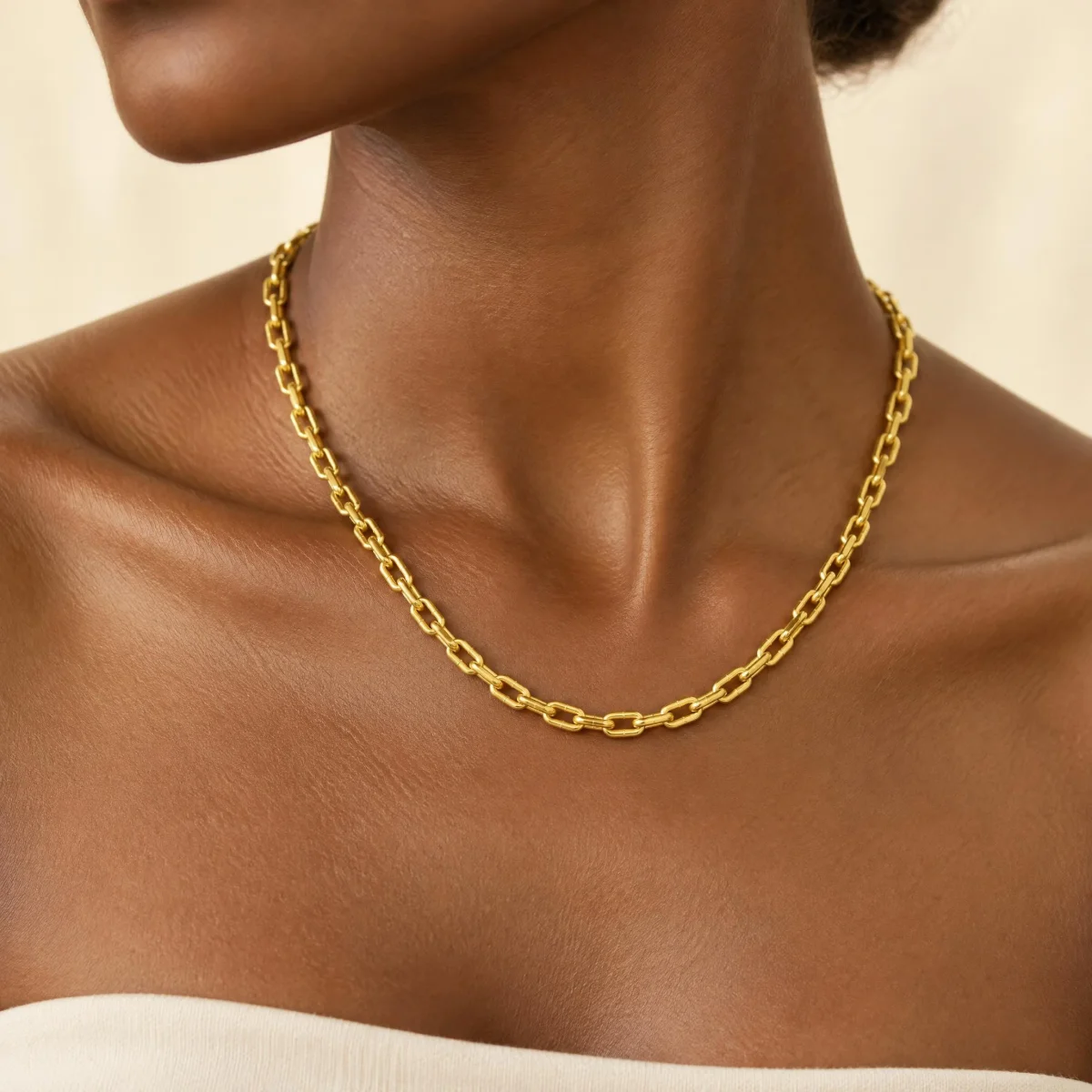 Corrente Cartier Ouro 18k Redonda, em uso por uma modelo