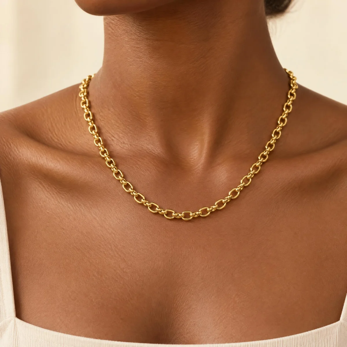 Corrente Elo Português Ouro 18k, em uso por uma modelo