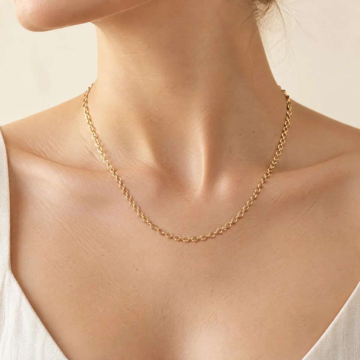 Corrente Elos Ovais em Ouro 18k, em uso por uma modelo