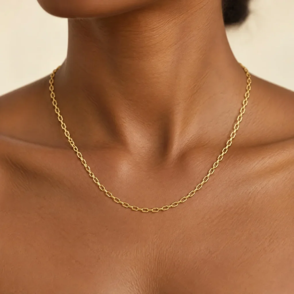 Corrente Grumet Losango em Ouro 18k, em uso por uma modelo