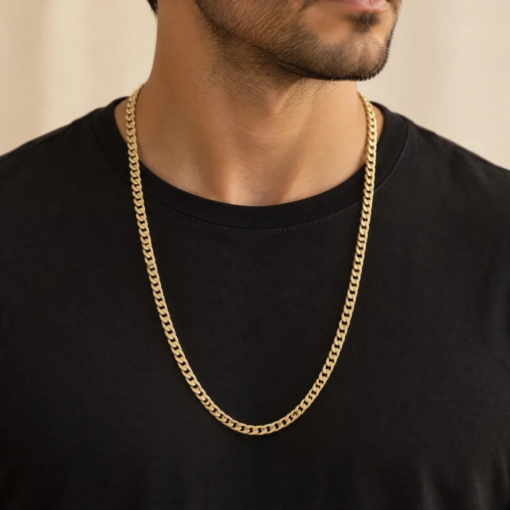 Corrente Grumet Masculina em Ouro 18k, em uso por um homem