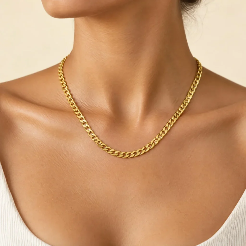Corrente Grumet Ouro 18k, em uso por uma modelo