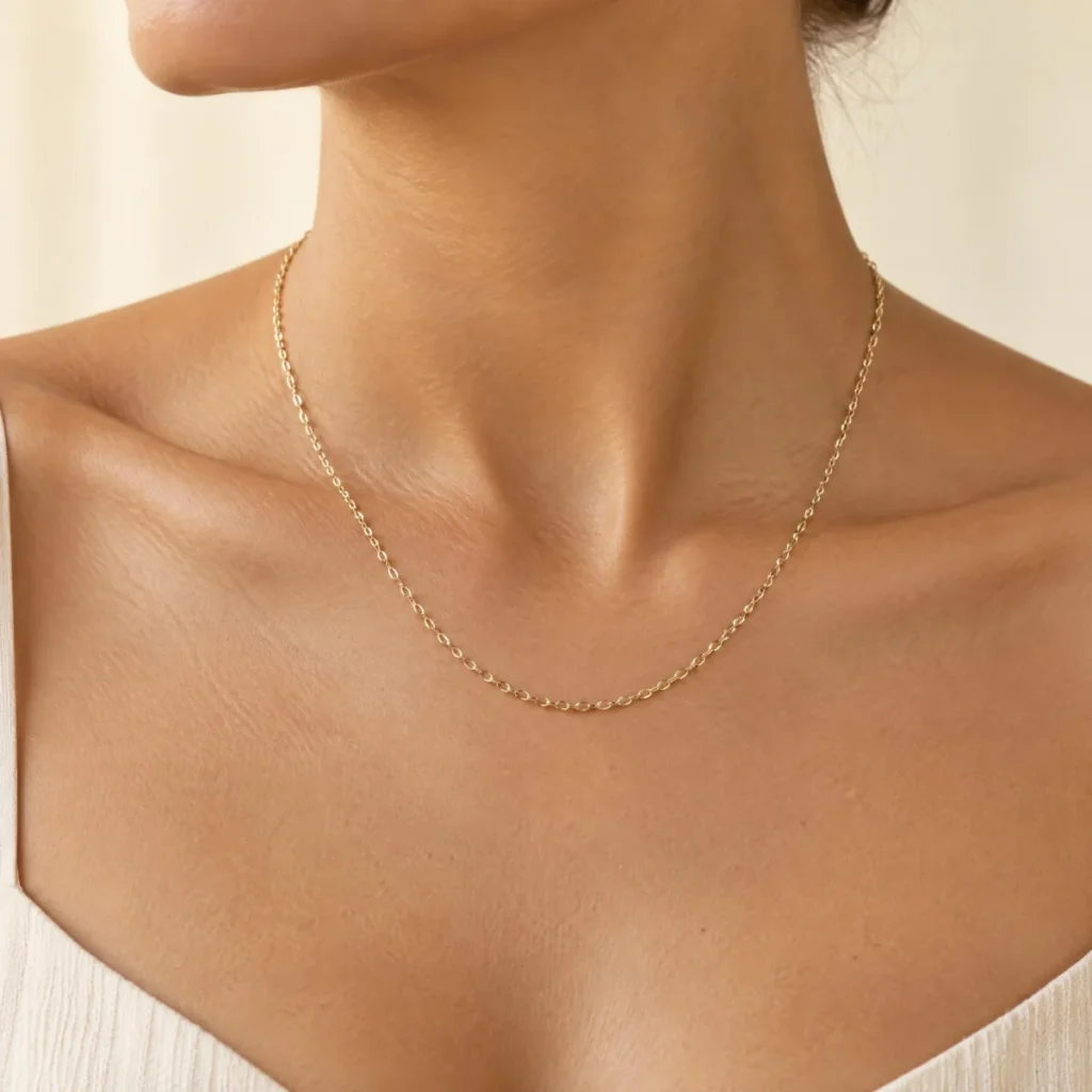 Corrente Malha Café em Ouro 18k, em uso por uma modelo