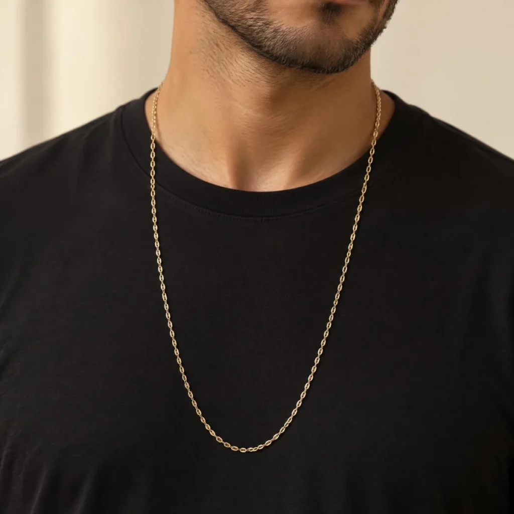 Corrente Malha Café em Ouro 18k, em uso por um homem