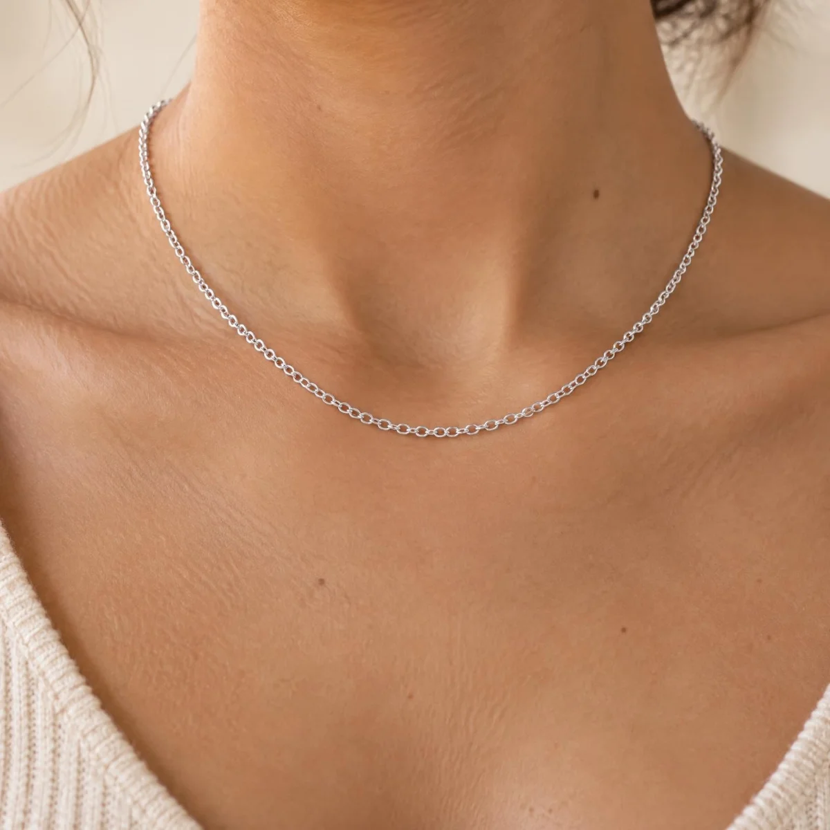 Corrente Piastrine Ouro 18k, em uso por uma modelo