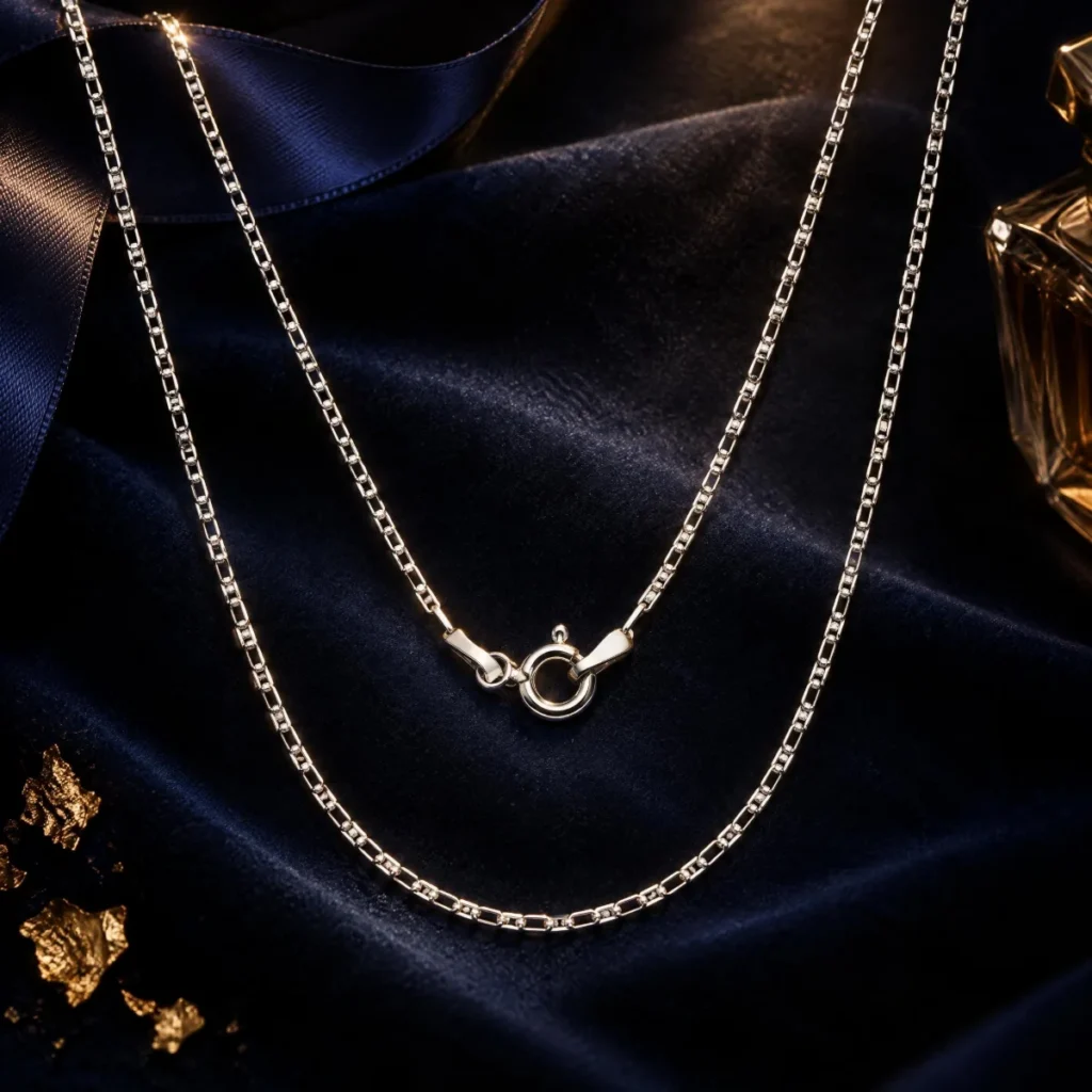 Corrente Piastrine Ouro 18k, em composição de cena