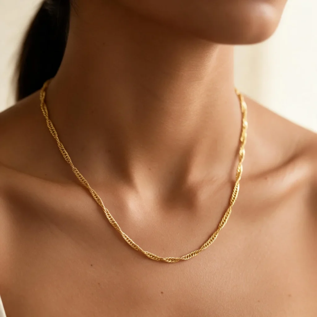 Corrente Singapura Ouro 18k, em uso por uma modelo