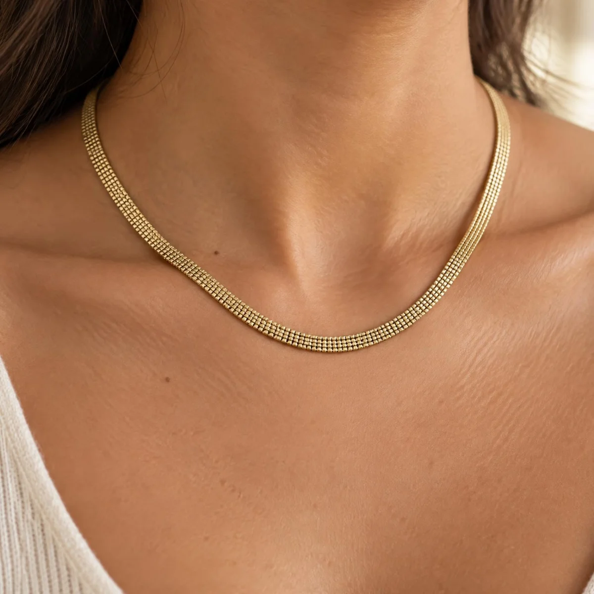 Corrente Veneziana Ouro 18k Cinco Fios, em uso por uma modelo