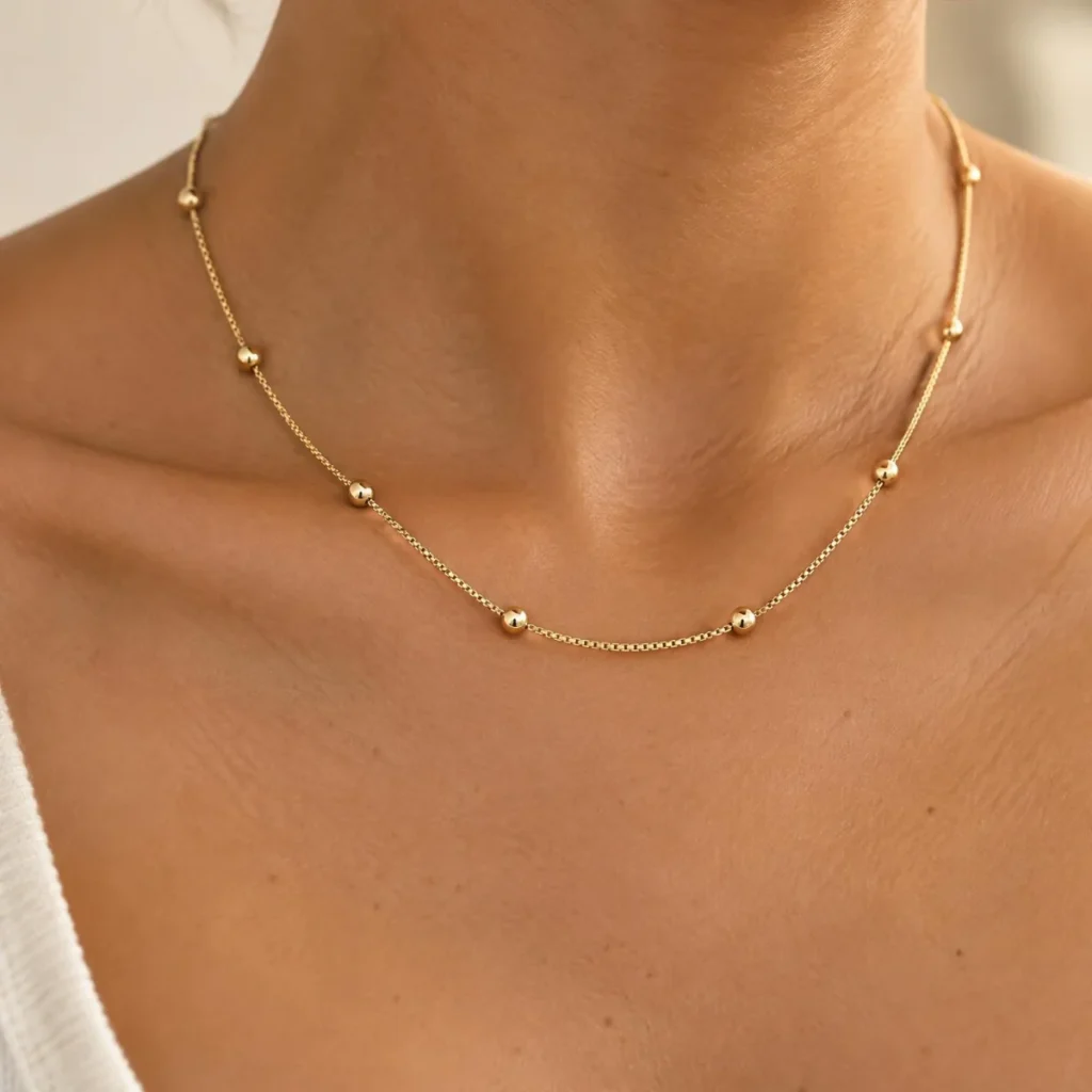 Corrente Veneziana Ouro 18k com Bolinhas, em uso por uma modelo