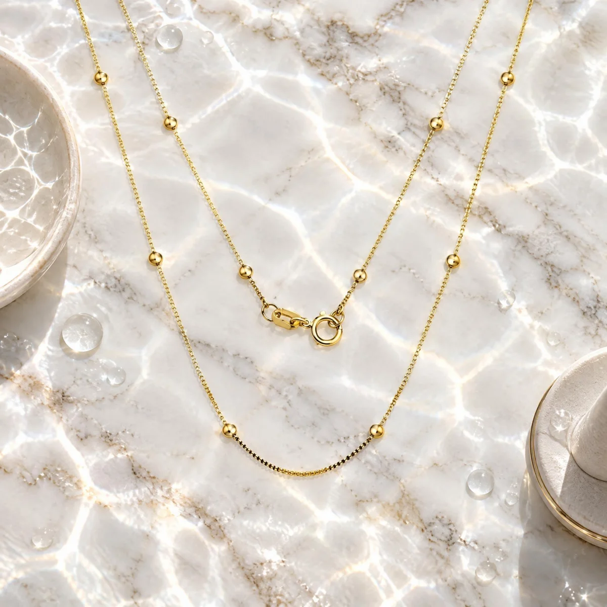 Corrente Veneziana Ouro 18k com Bolinhas, em composição de cena