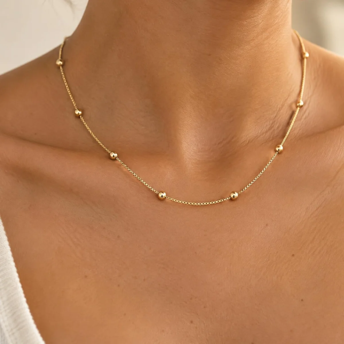 Corrente Veneziana Ouro 18k com Bolinhas, em uso por uma modelo