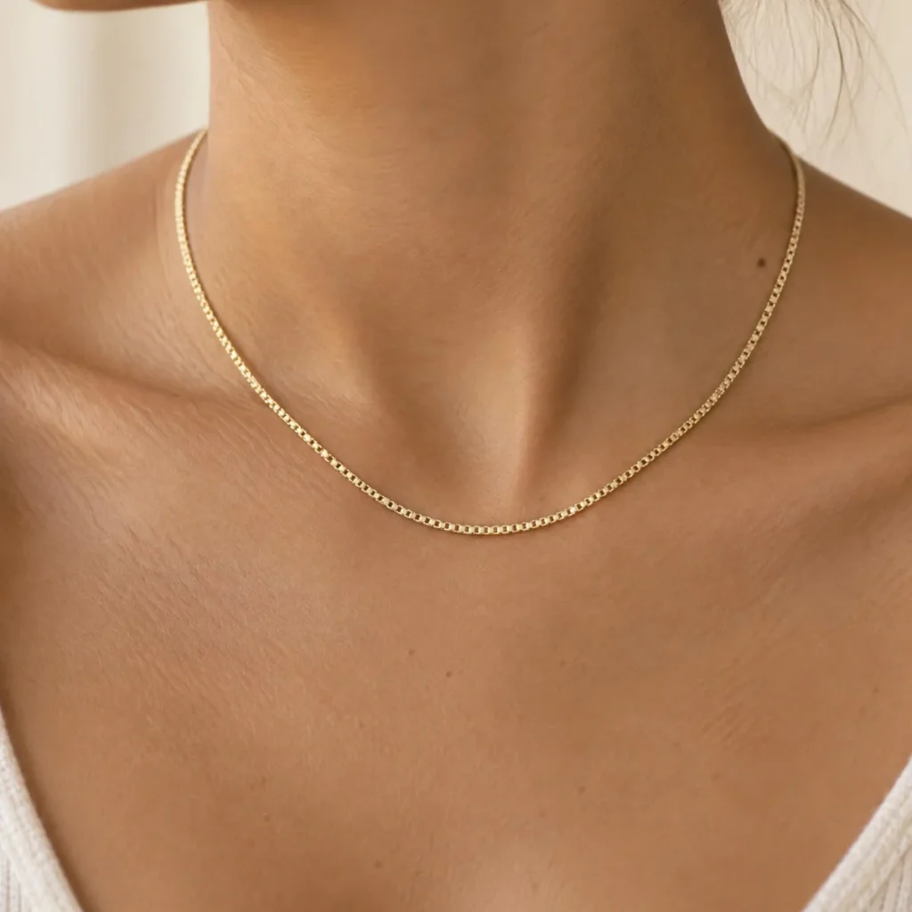 Corrente Veneziana Ouro 18k Dupla, em uso por uma modelo