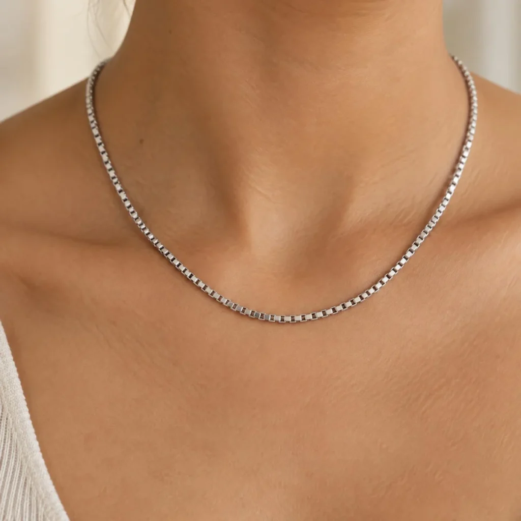 Corrente Veneziana Ouro 18k Lisa, em uso por uma modelo