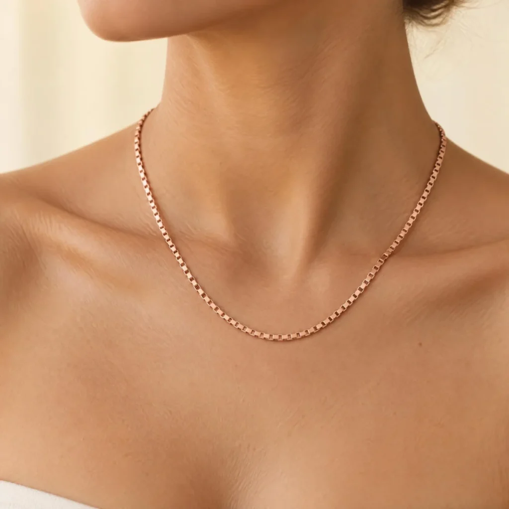 Corrente Veneziana Ouro 18k Rose, em uso por uma modelo