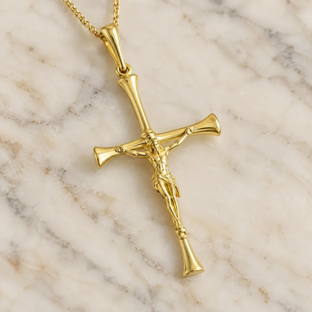 Crucifixo de Ouro 18k com Pontas em Leque, em foto de estúdio