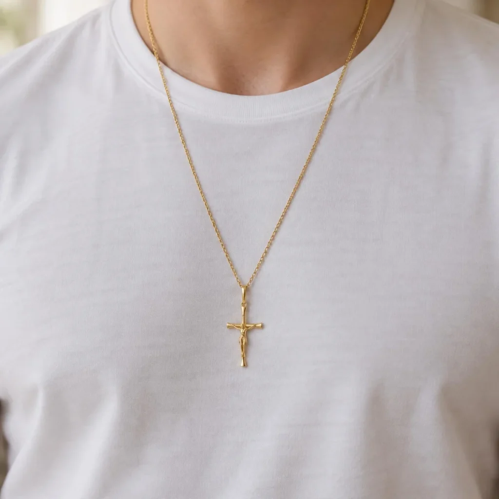 Crucifixo de Ouro 18k com Pontas em Leque, em uso por uma modelo
