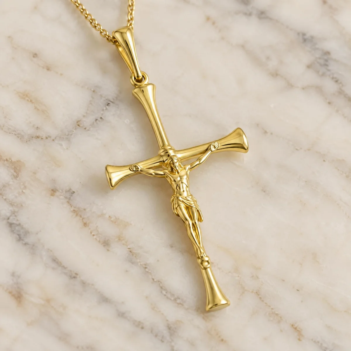 Crucifixo de Ouro 18k com Pontas em Leque, em foto de estúdio