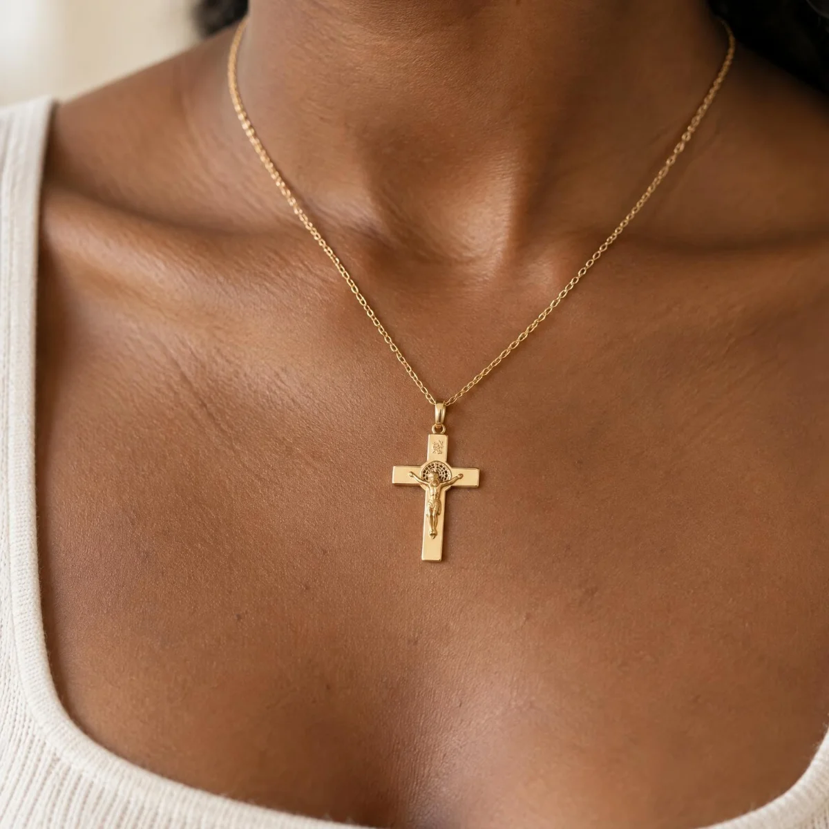 Crucifixo de Ouro com Cristo, INRI e São Bento, em uso por uma modelo