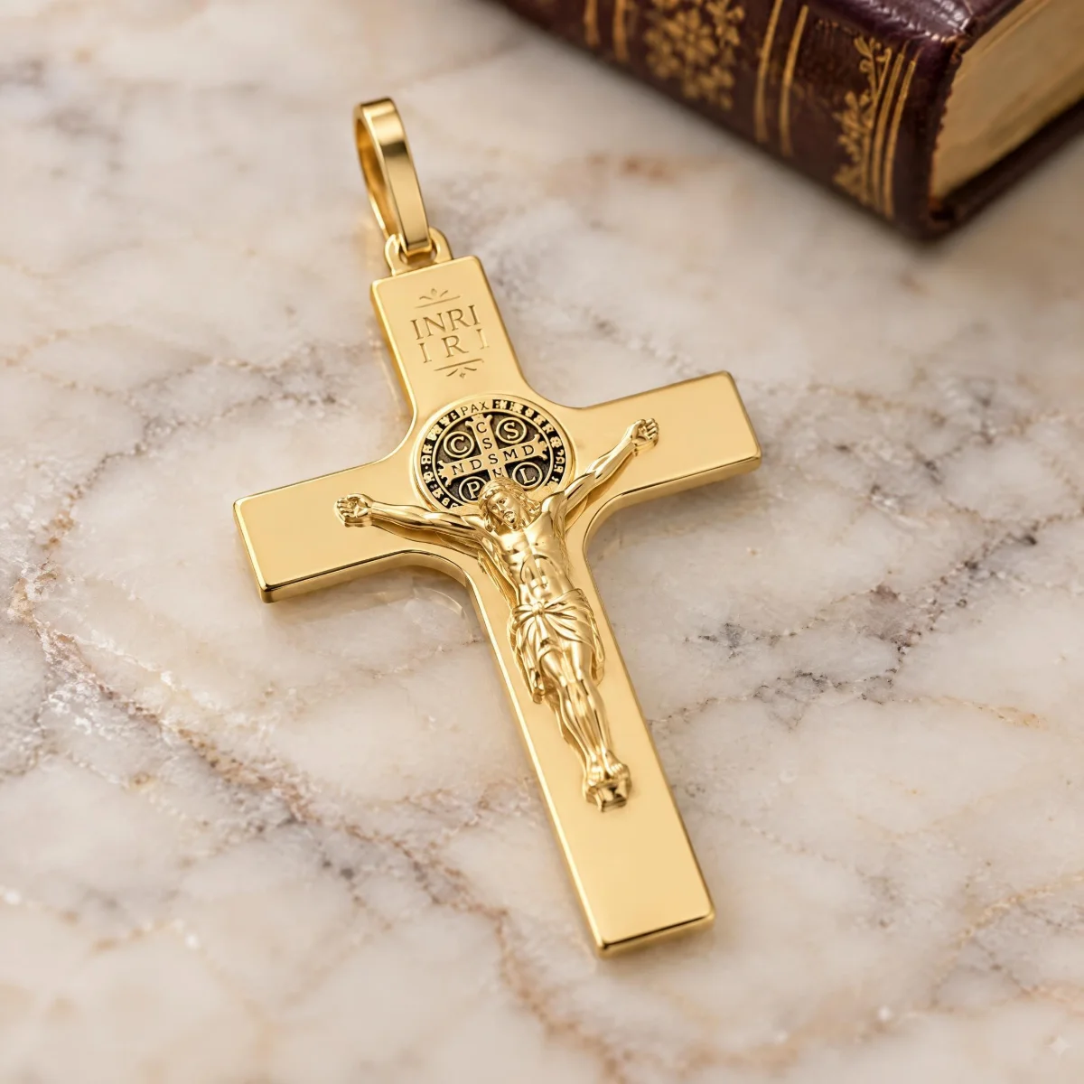 Crucifixo de Ouro com Cristo, INRI e São Bento, em foto de estúdio