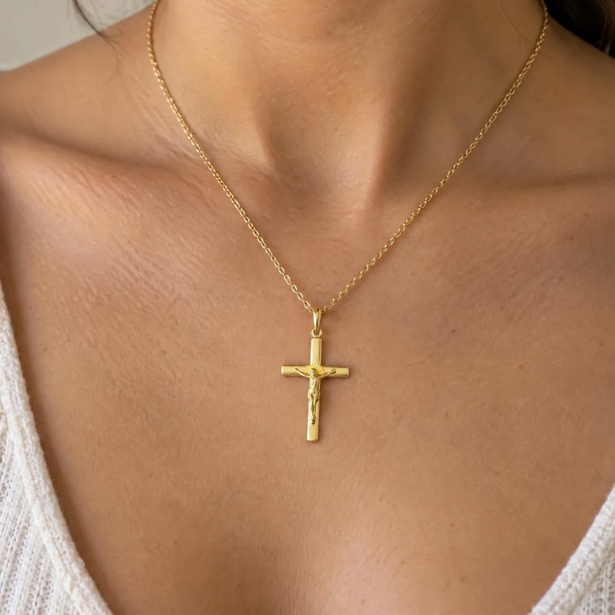 Crucifixo Ouro 18k com Cristo e Auréola, em uso por uma modelo