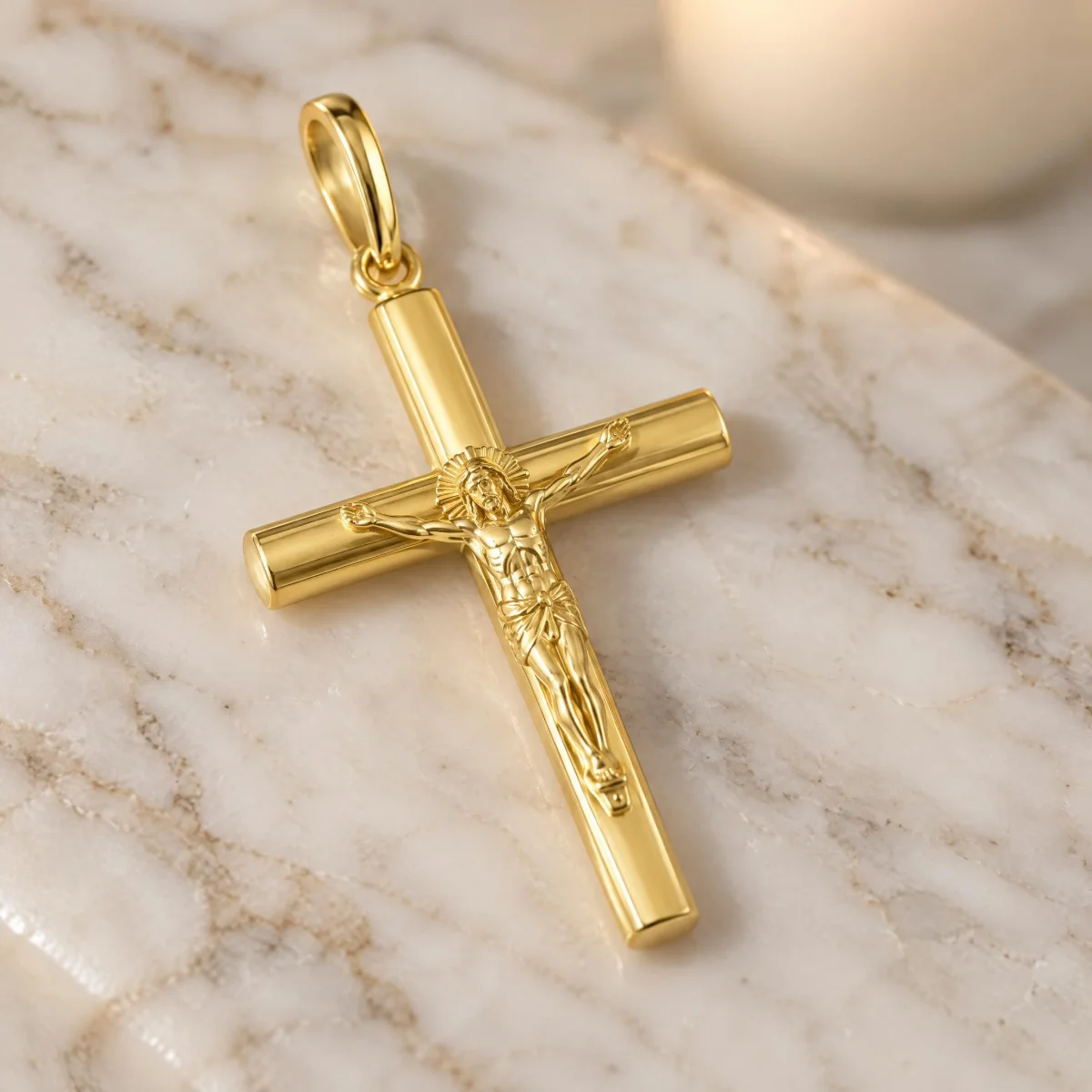 Crucifixo Ouro 18k com Cristo e Auréola, em foto de estúdio