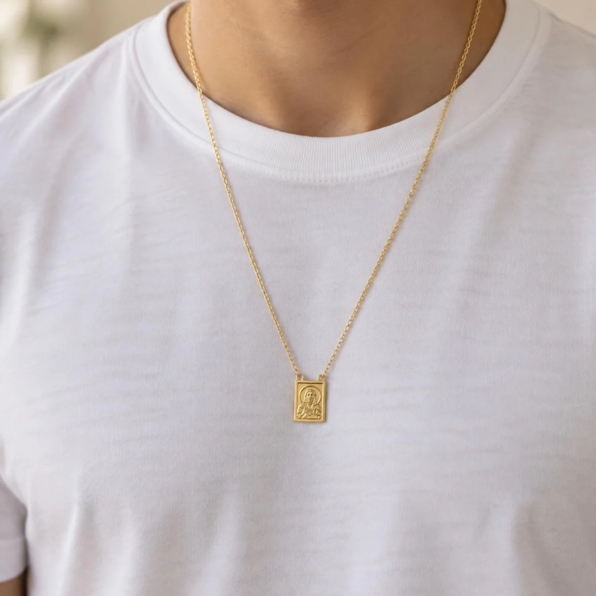 Escapulário de Ouro 18k Medalha Grande, em uso por uma modelo