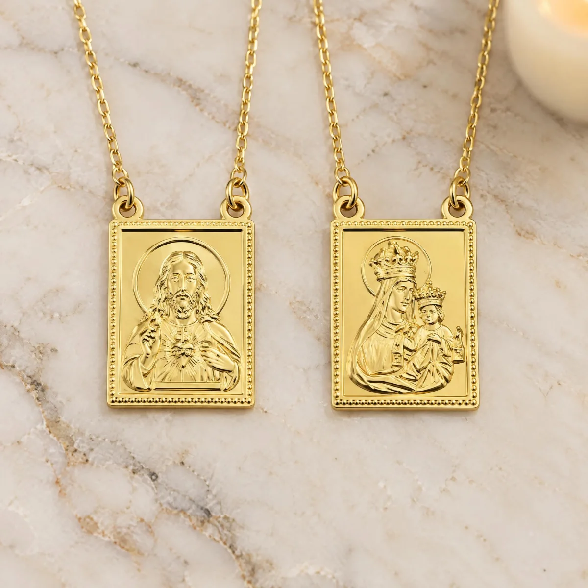 Escapulário de Ouro 18k Medalha Grande, em foto de estúdio