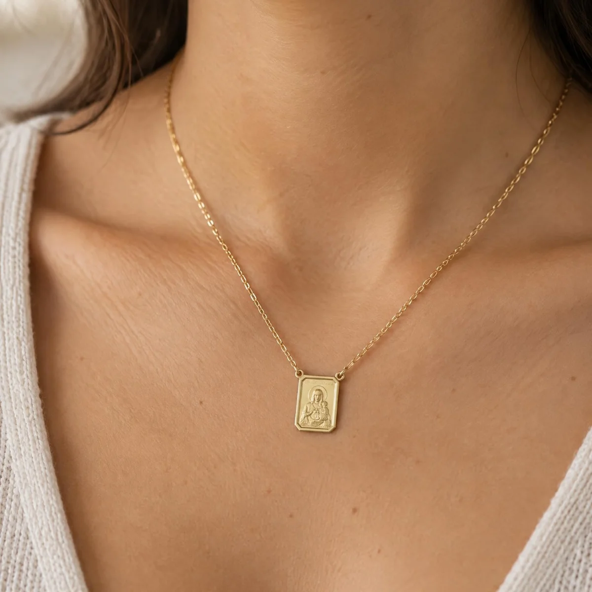 Escapulário de Ouro com Nome Gravado, em uso por uma modelo