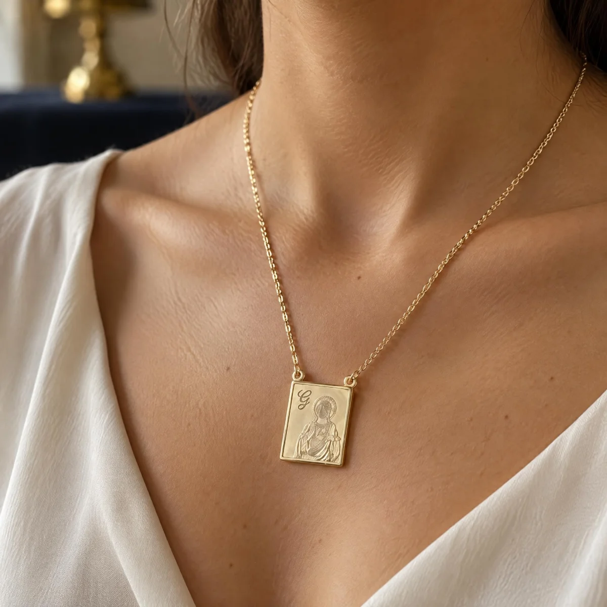 Escapulário Espírito Santo e Sagrado Coração em Ouro 18k, em uso por uma modelo