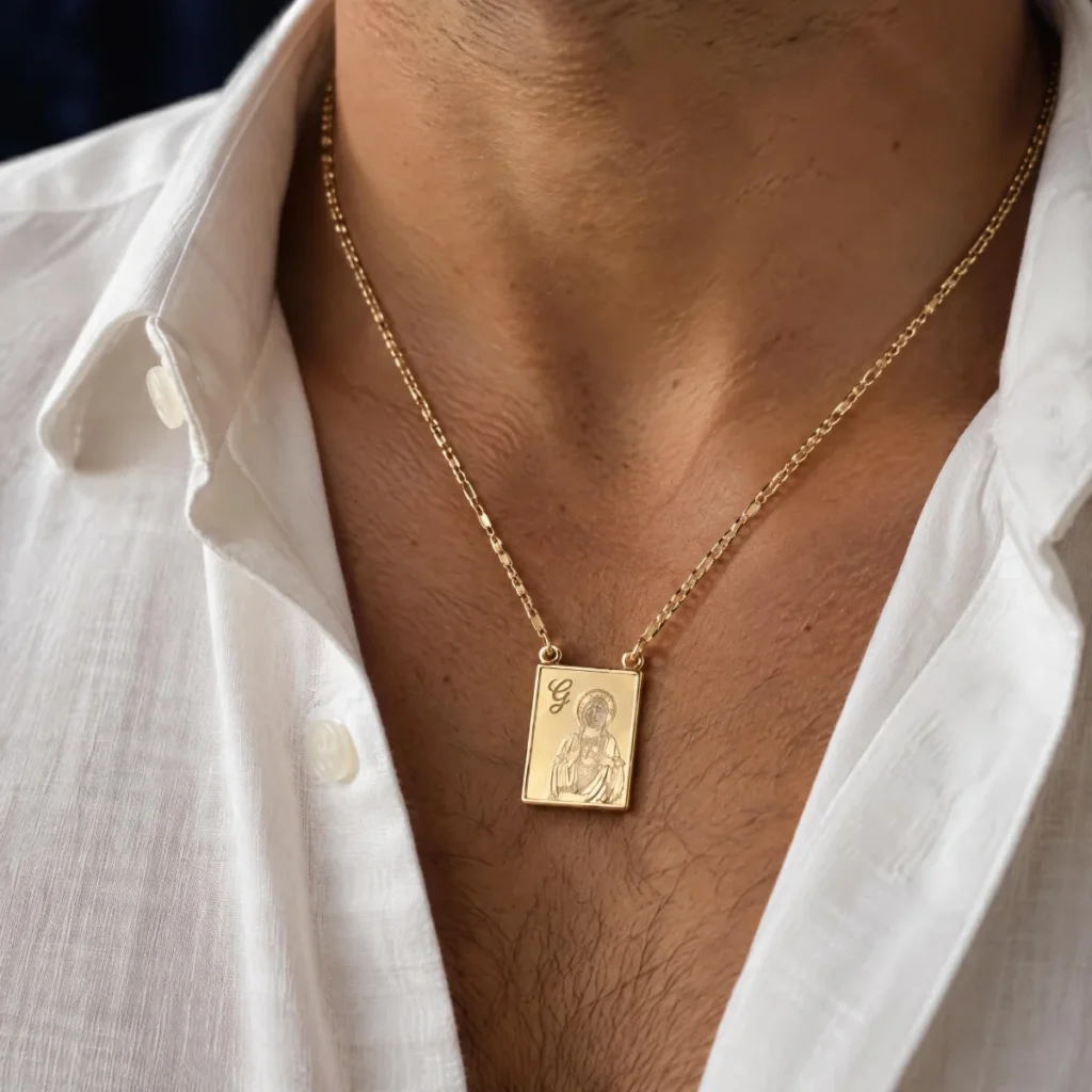 Escapulário Espírito Santo e Sagrado Coração em Ouro 18k, em uso por um homem