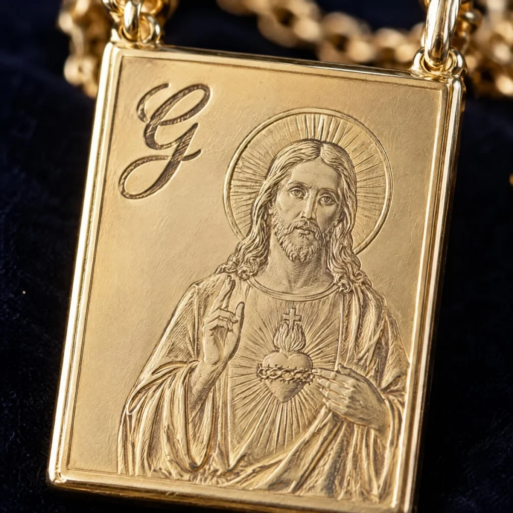 Escapulário Espírito Santo e Sagrado Coração em Ouro 18k, em detalhe, foto em close